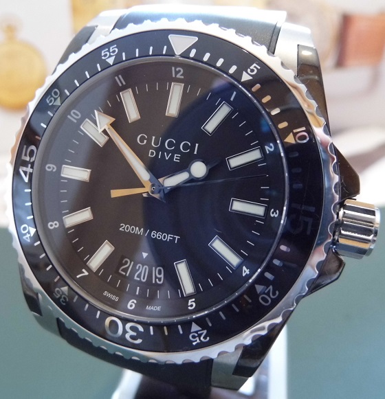 Gucci Dive Quartz, Black Dial, Black Rubber Strap