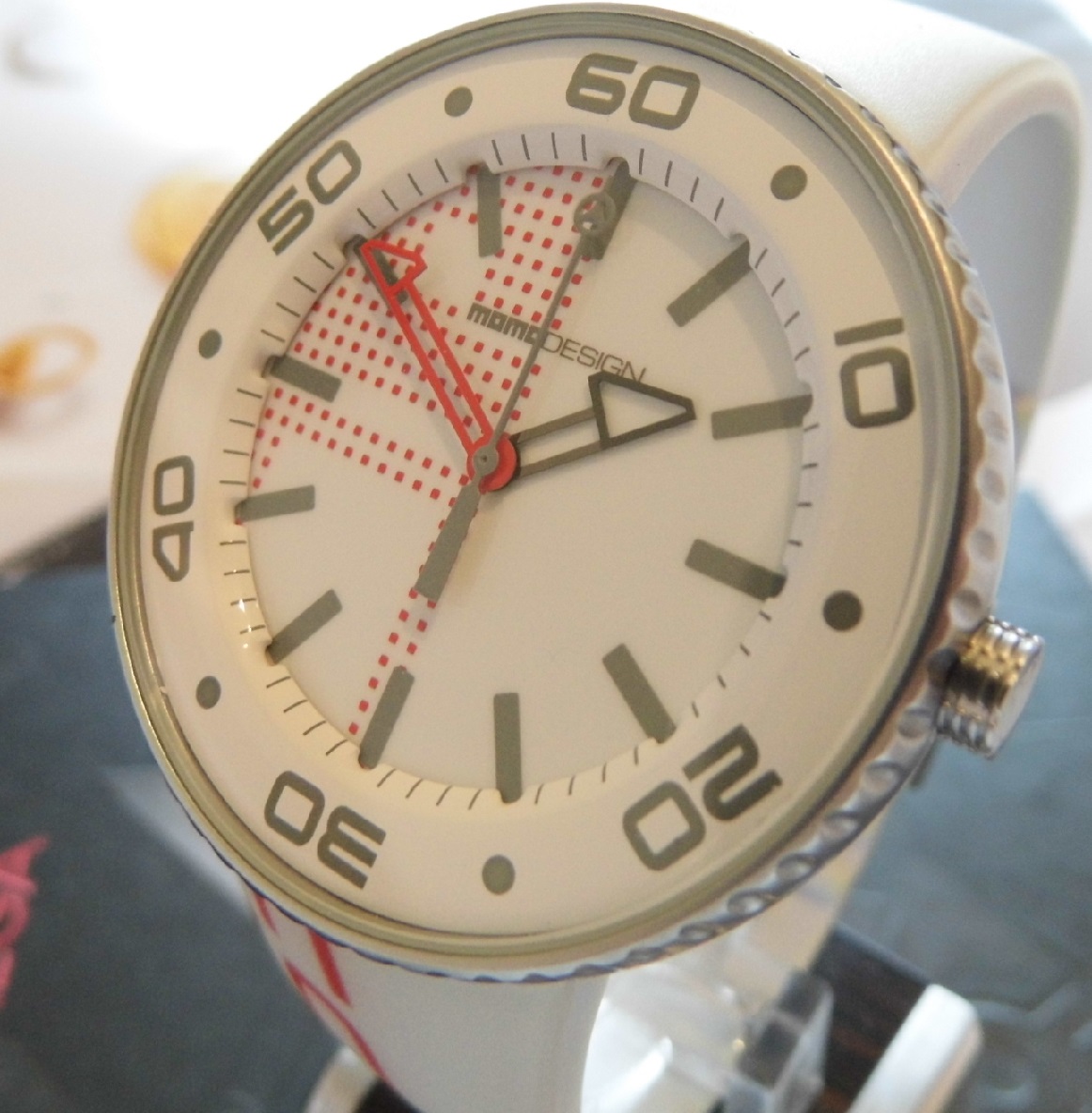 Momo Jet Quartz, White Dial, White Rubber Strap