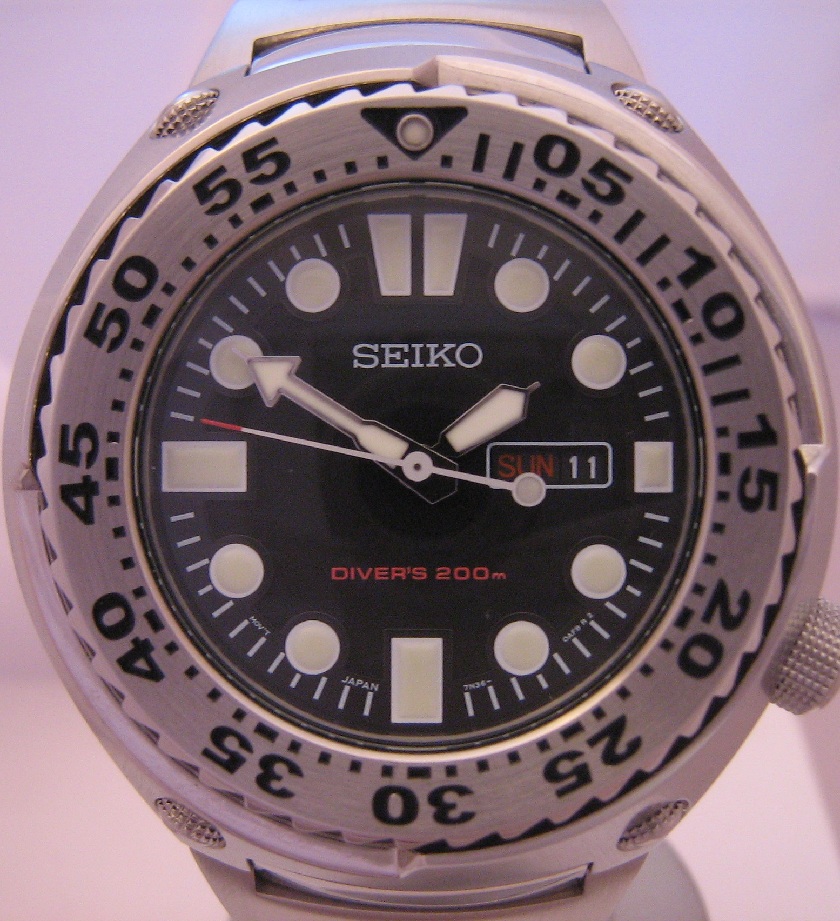Seiko Diver Sawtooth, Black Dial, Steel Bracelet