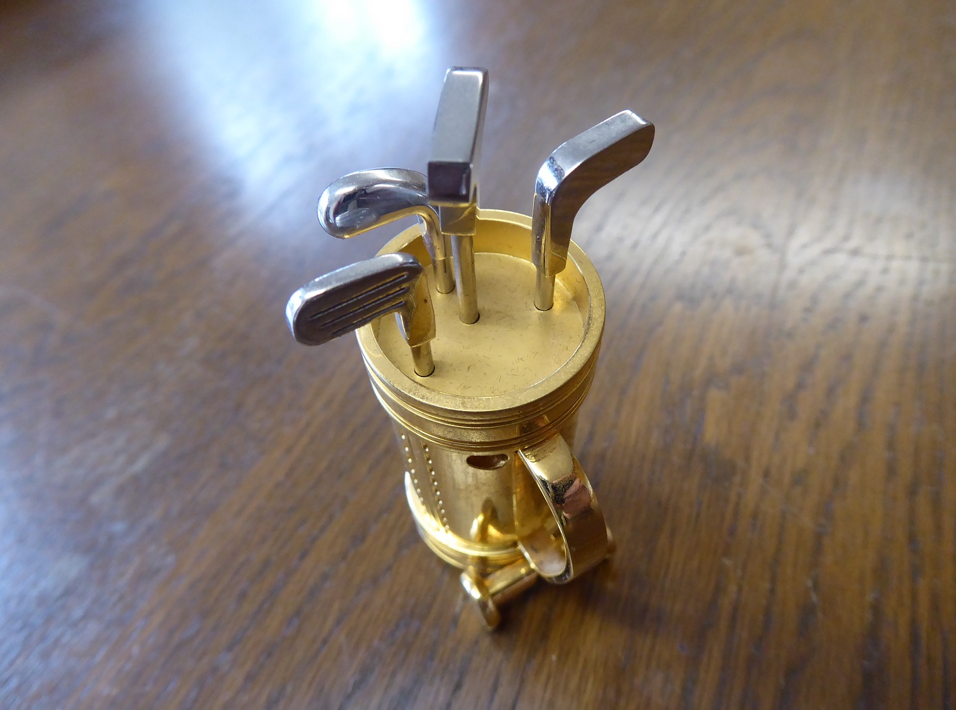 A Bucherer Novelty Golf Desk Clock