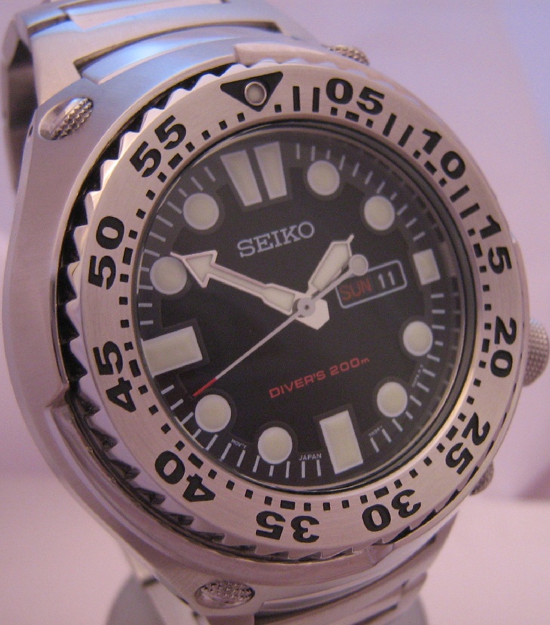 Seiko Diver Sawtooth, Black Dial, Steel Bracelet