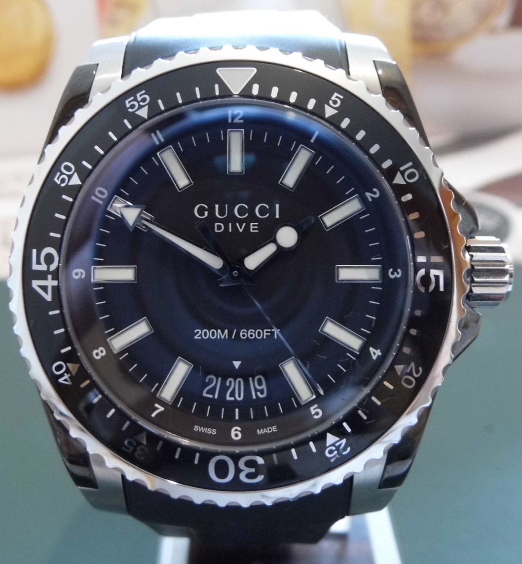 Gucci Dive Quartz, Black Dial, Black Rubber Strap