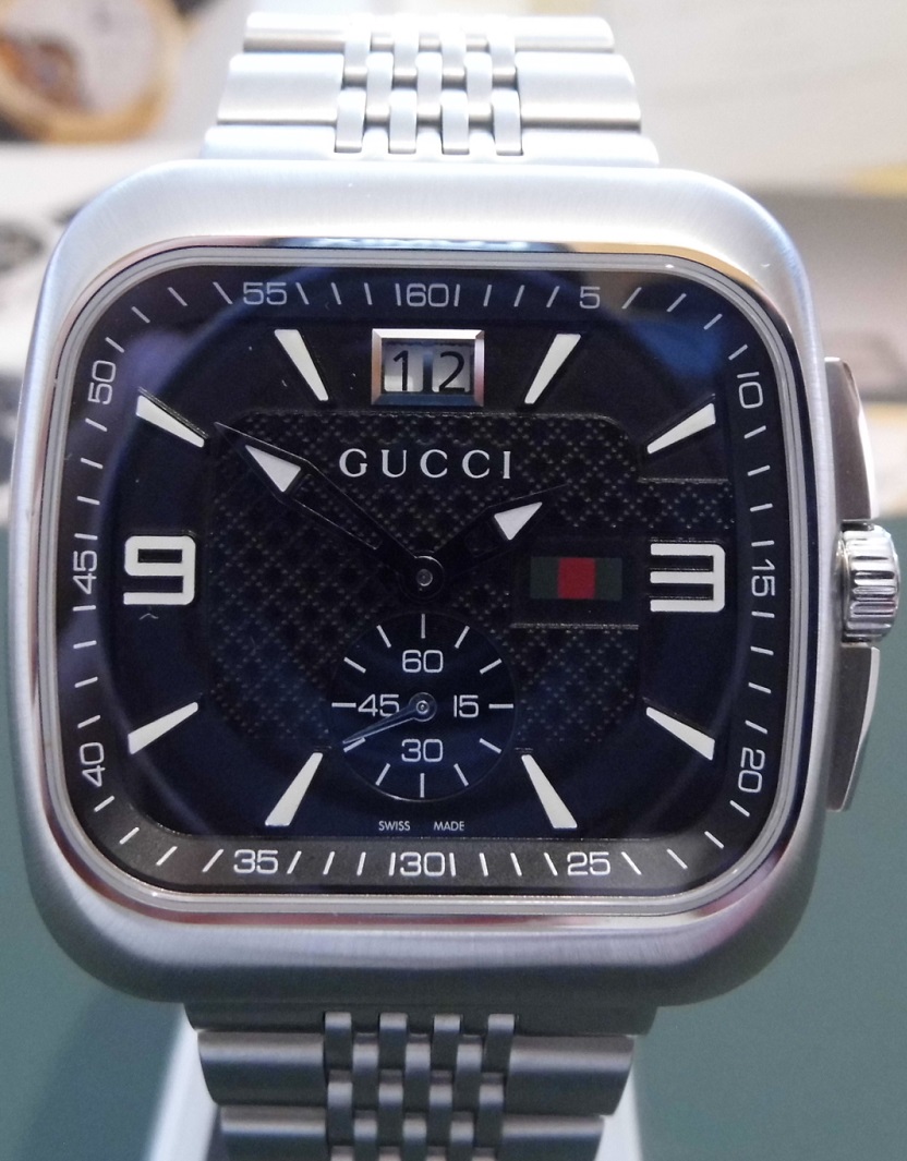 Gucci Coupe Quartz, Black Dial, Bracelet