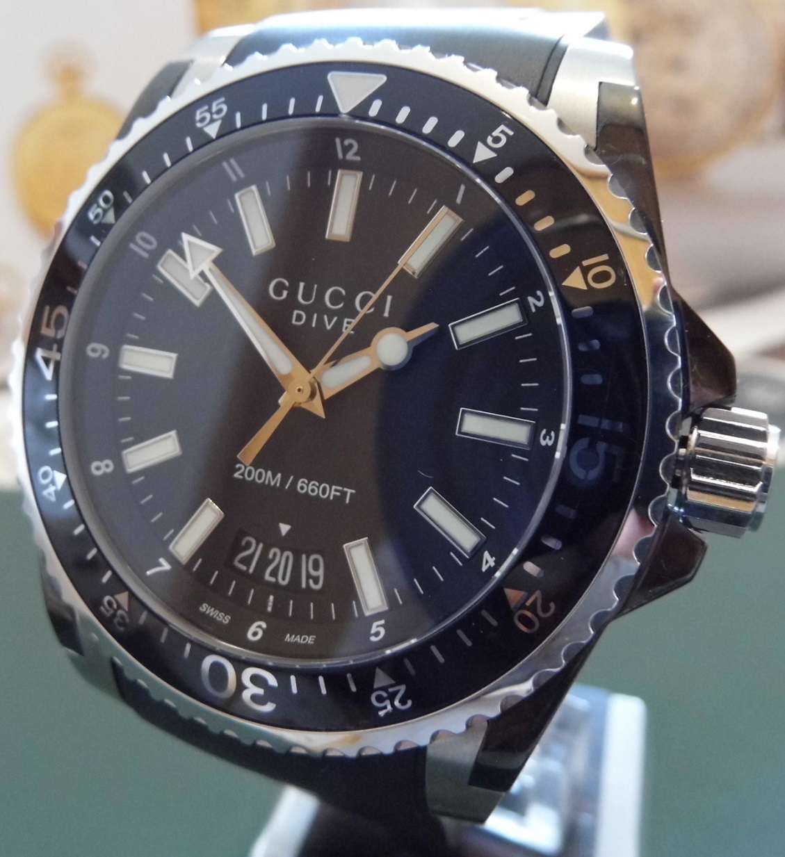 Gucci Dive Quartz, Black Dial, Black Rubber Strap