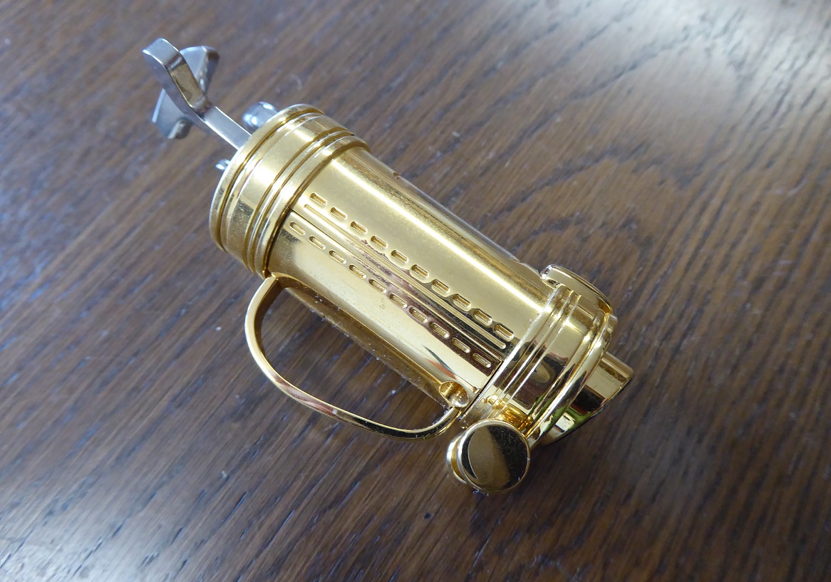 A Bucherer Novelty Golf Desk Clock