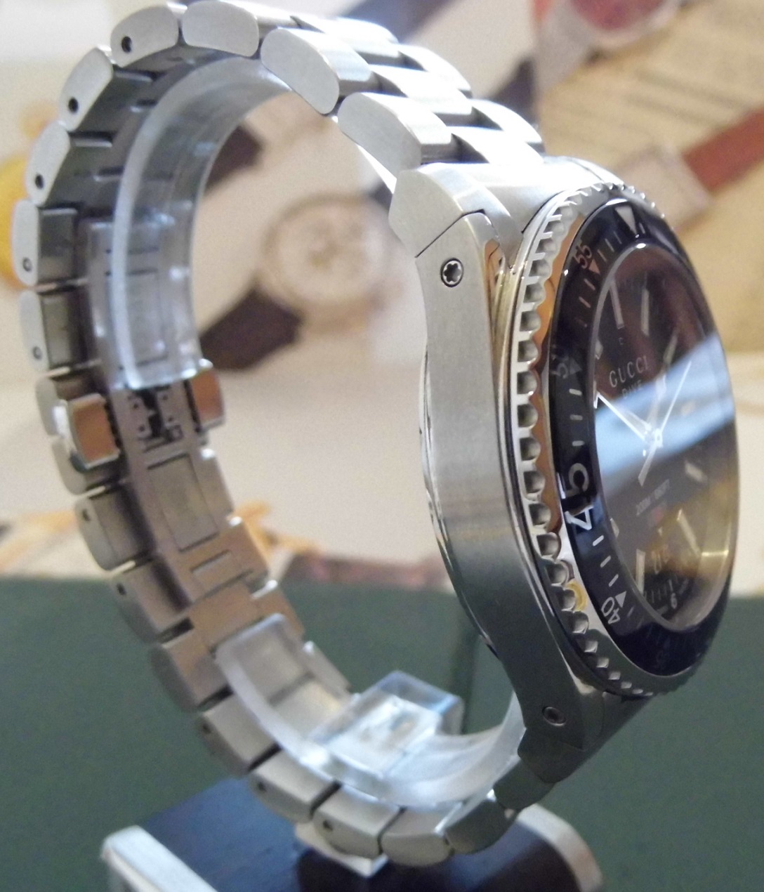 Gucci Dive Quartz, Black Dial, Stainless Steel Bracelet