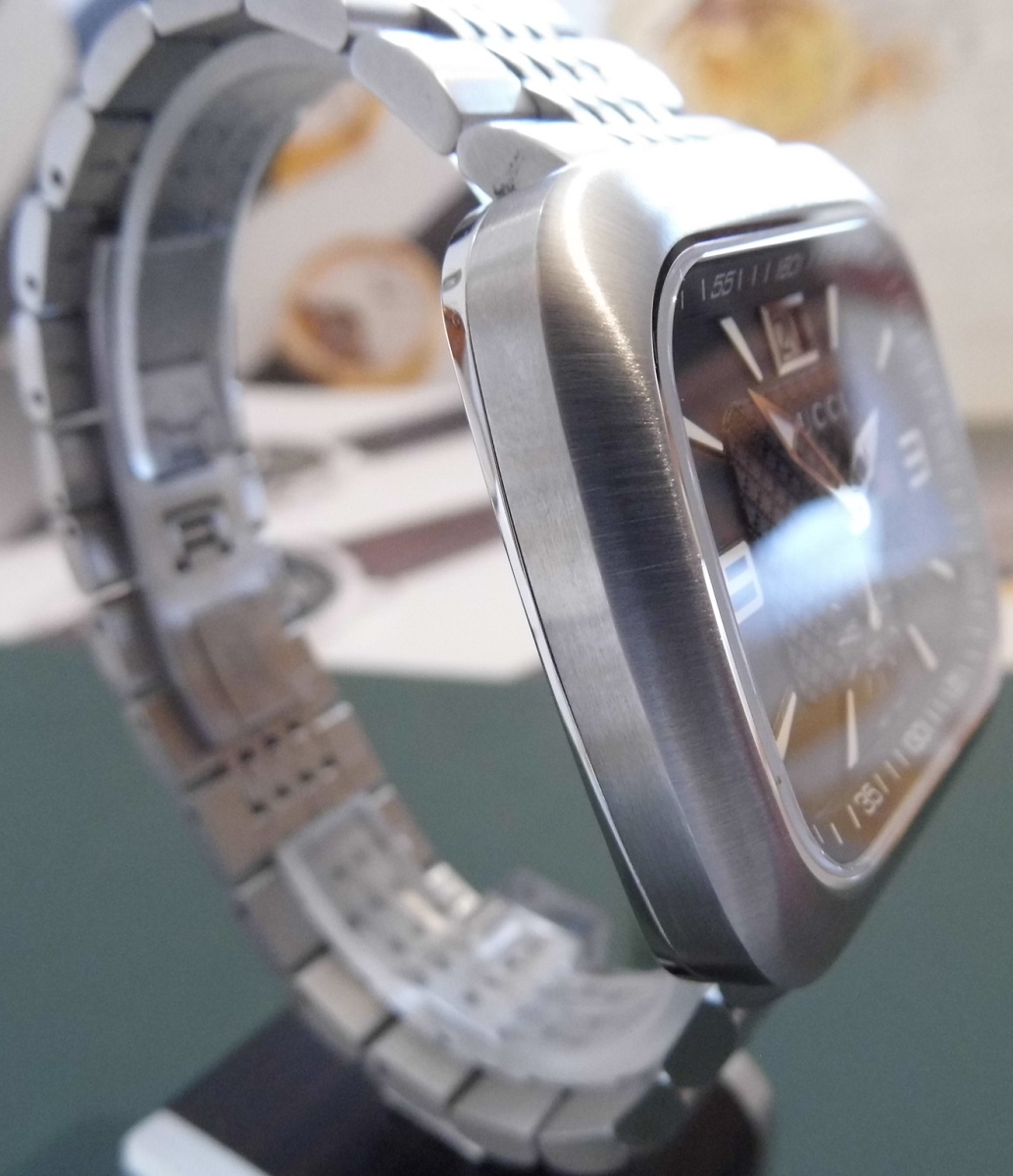 Gucci Coupe Quartz, Black Dial, Bracelet